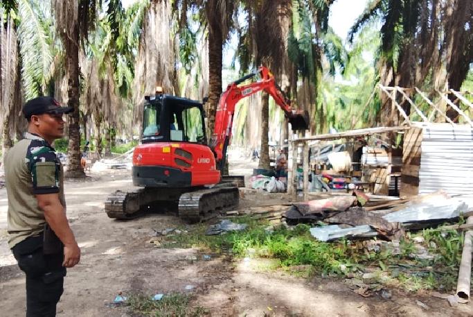 Polsek Keluang Bongkar 27 Sumur Illegal Drilling di Lahan HGU PT Hindoli
