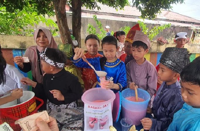 Semarak HUT Kubu Raya ke-19, SDN 51 Sungai Raya Gelar Upacara, Penutupan MPLS dan Bazar Jajanan Tradisional