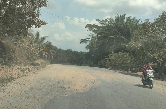 Proyek Jalan Simpang Runtu–Lamandau Disorot, Warga Keluhkan Pekerjaan Vakum dan Jalan Masih Berlubang