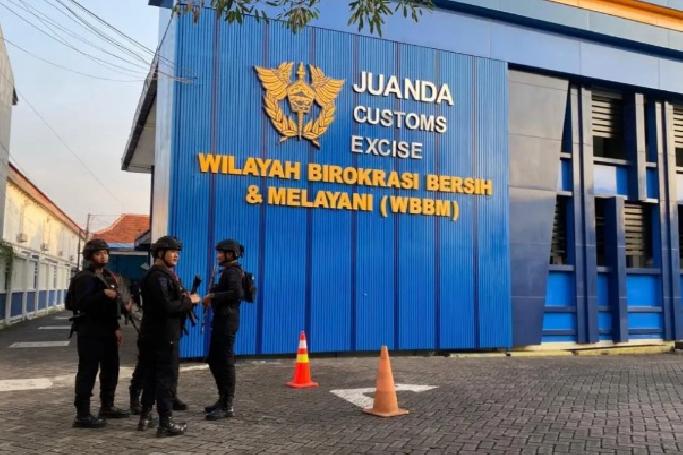 Kortastipidkor Geledah Bea Cukai Juanda, Usut Dugaan Korupsi Impor Ponsel Bekas Ilegal